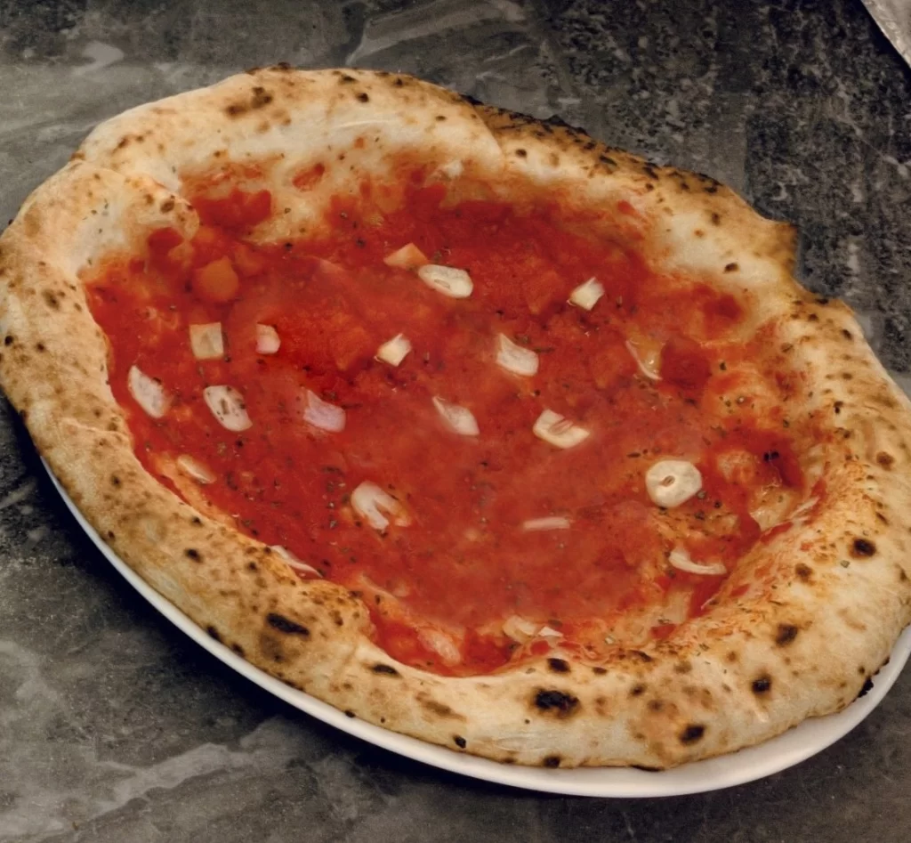 A picture of Marinara pizza