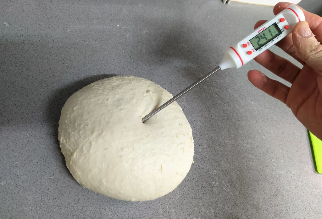 Probing a dough to measure its final dough temperature