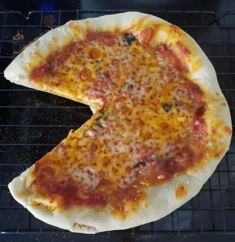 A pizza with a pale crust (rim)
