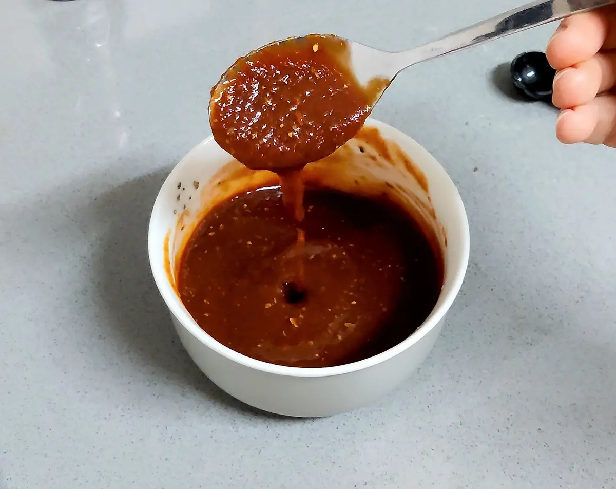 Pizza sauce based on tomato paste