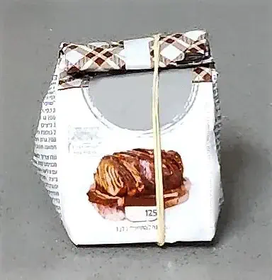 Illustration of optimal dry yeast storage - the top of the packaging is rolled and folded down until it touches the yeast