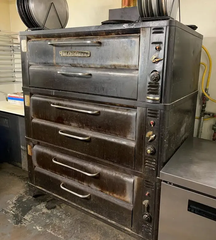 A picture of a Blodgett gas pizza deck oven